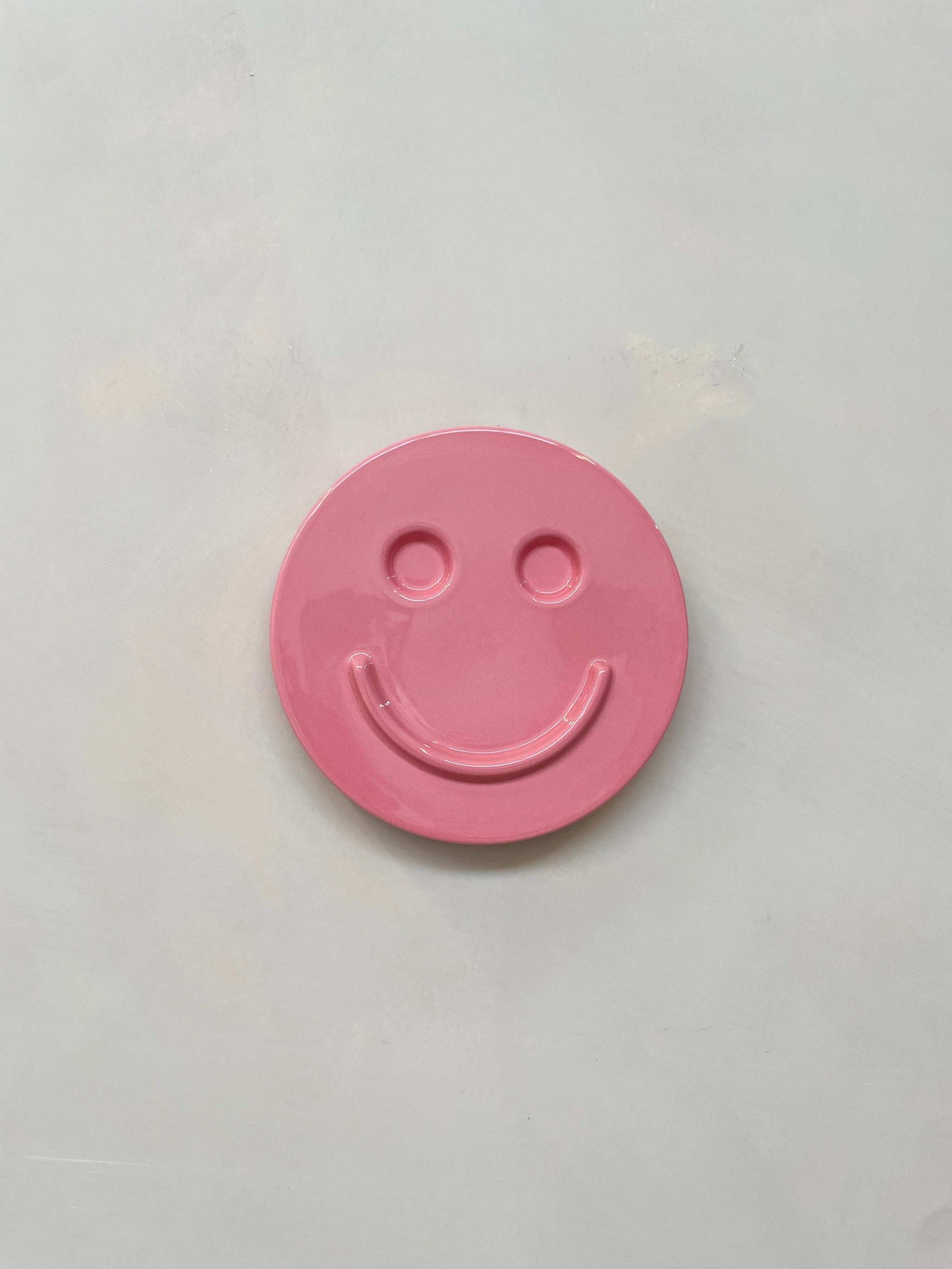 Pink 'HAPPY' ceramic artwork by Edith Beurskens, handcrafted and glazed.